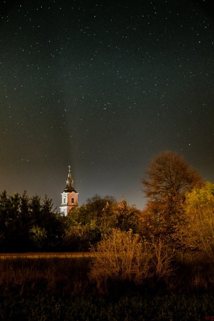 Wieża kościoła p.w. św. Mikołaja w Krobi zdjęcie nocą z gwiazdami