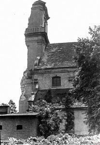 Zawalona wieża kościoła w Krobi w 1968 r.