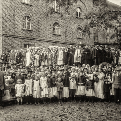 Uroczystość poświęcenia fabryki konserw