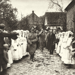 Powitanie prezydenta Ignacego Mościckiego w Żychlewie w 1929 r.: szpaler kobiet w białych strojach
